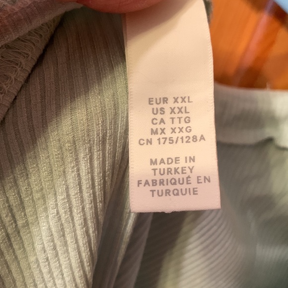 NWOT.  H&M off the shoulder top.  XXL. - Picture 4 of 7